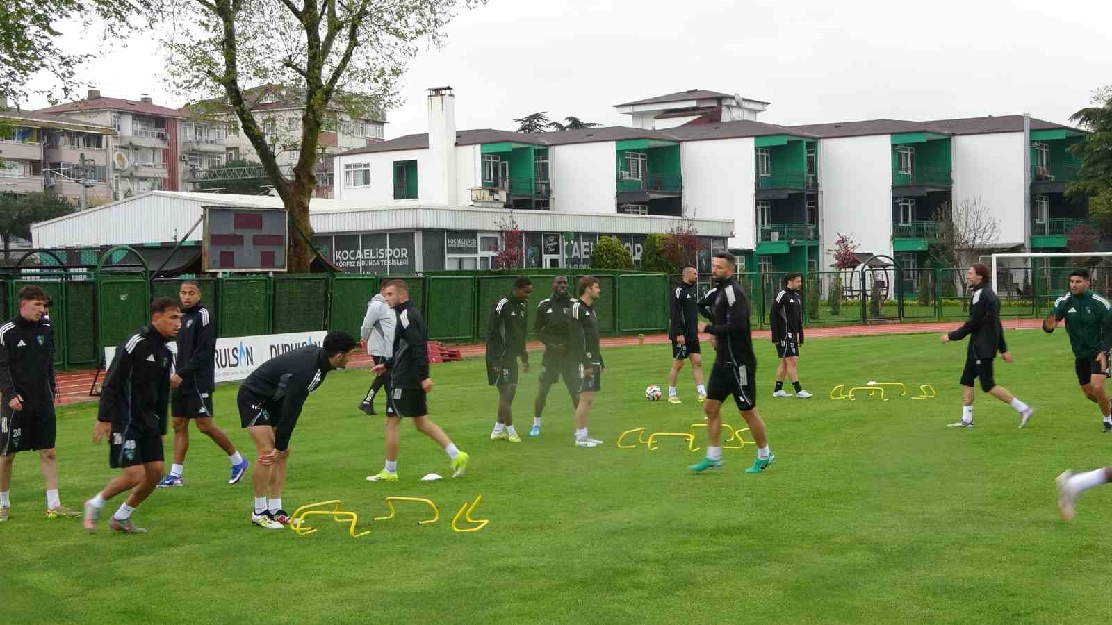 Massadio Haidara: "D&uuml;şmemek i&ccedil;in m&uuml;cadele eden takımlara karşı oynamak zor"
