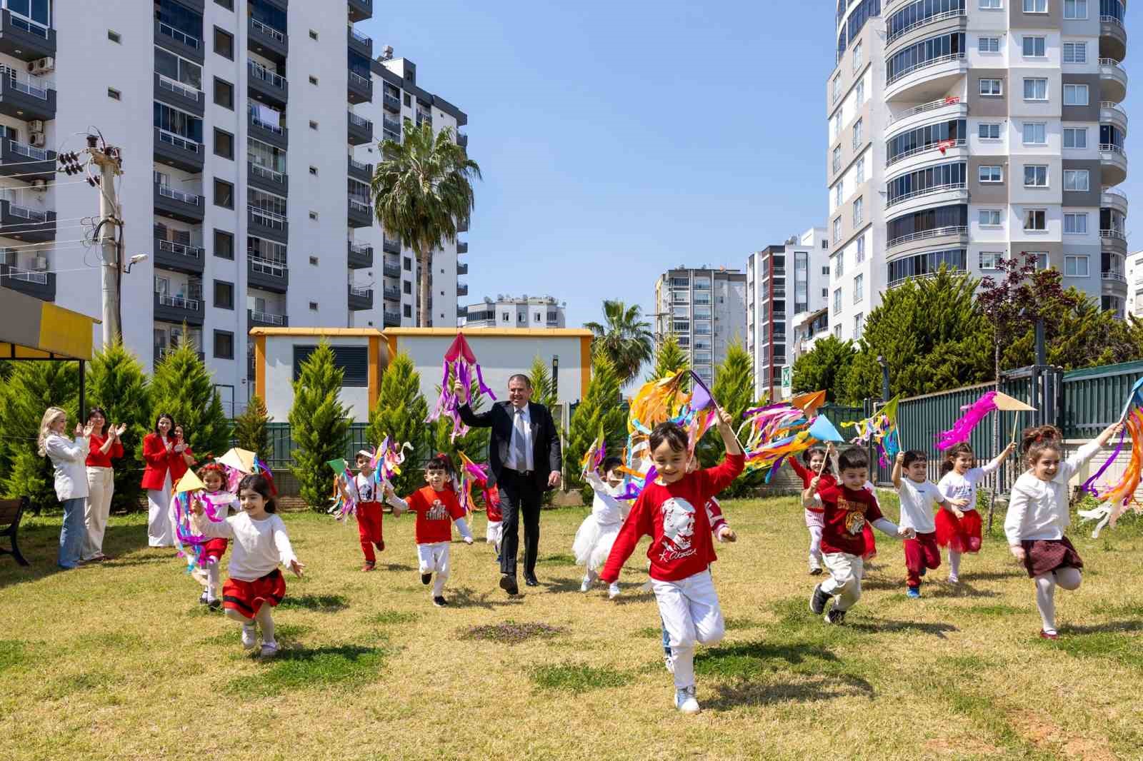 Mezitli’de çocuklar Başkan Tuncer’le uçurtma uçurdu