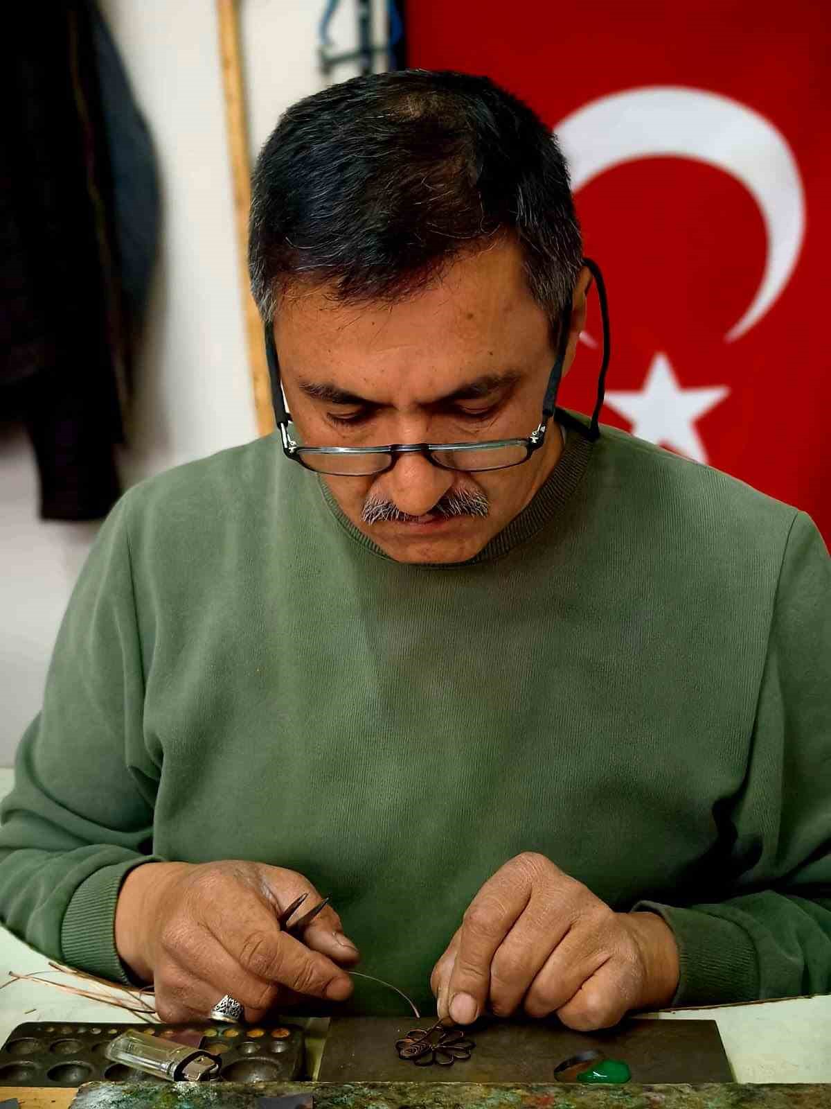 40 yıldır altın, g&uuml;m&uuml;ş ve bakıra ateşle şekil veriyor
