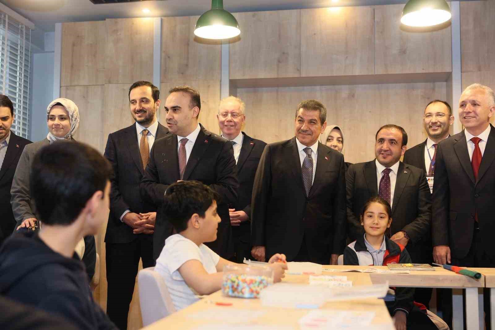 Bakan Kacır&rsquo;dan Esenler&rsquo;e m&uuml;jde: "İl&ccedil;eye muhteşem bir teknopark kazandırıyoruz"
