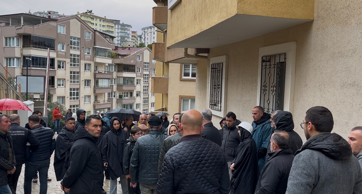 İstinat duvarı &ccedil;&ouml;kt&uuml;, site sakinleri deprem olduğunu sandı
