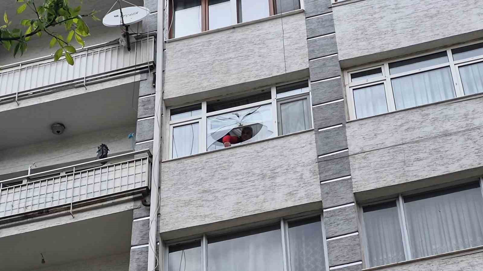 Fırtınada kırılan cam 6&rsquo;ncı kattan vatandaşın &uuml;zerine d&uuml;şt&uuml;
