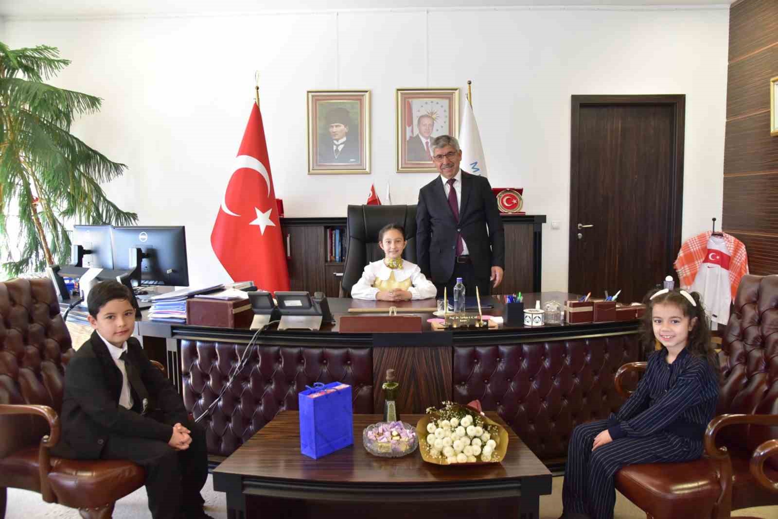 MSK&Uuml;&rsquo;de Rekt&ouml;rl&uuml;k makamı &ccedil;ocuklara emanet
