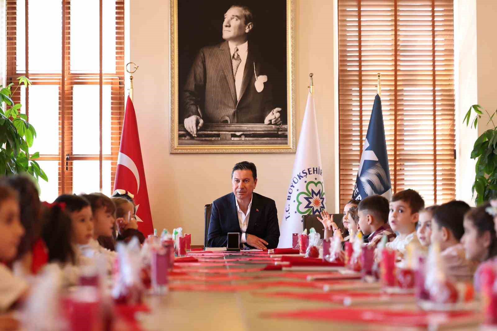 Başkan Aras, koltuğunu minik Azra&rsquo;ya devretti
