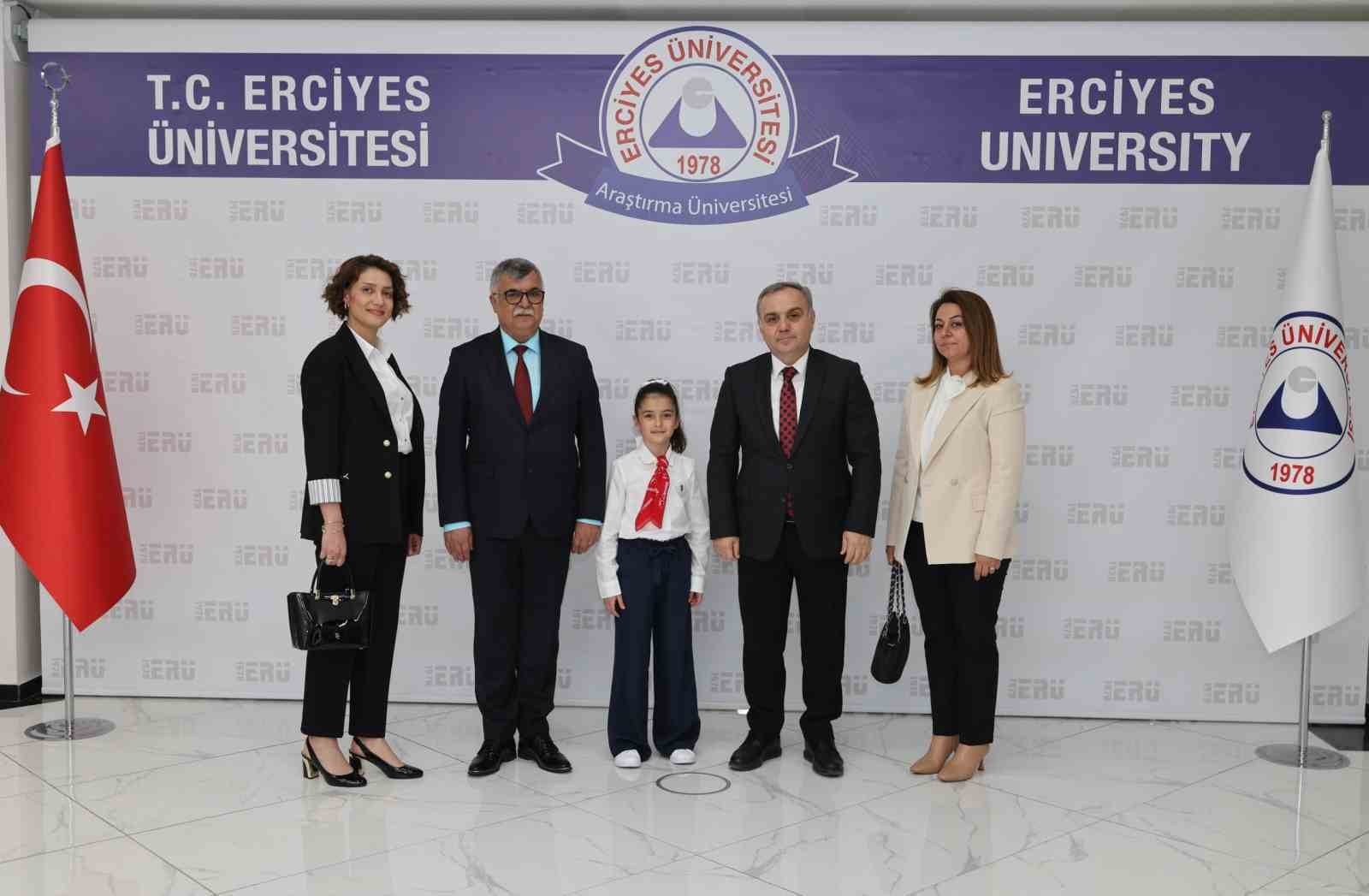 Rekt&ouml;r Prof. Dr. Altun, koltuğunu Minik Emine Defne&rsquo;ye devretti
