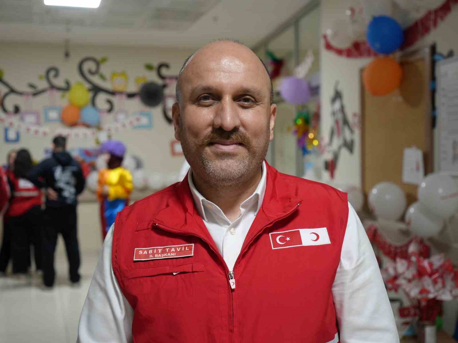 Hastanede tedavi g&ouml;ren &ccedil;ocuklara 23 Nisan s&uuml;rprizi
