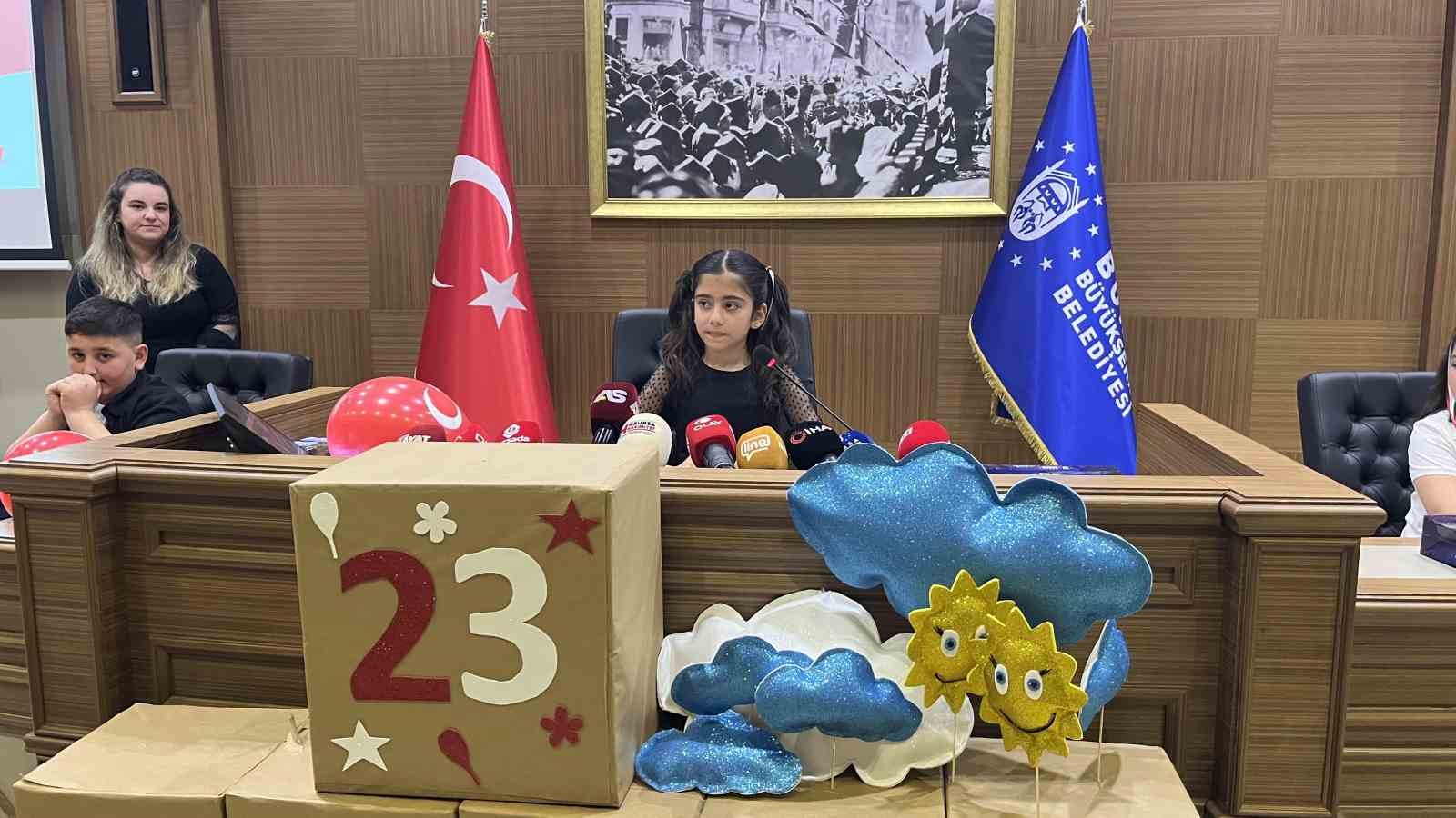 Bursalı &ccedil;ocuklar başkanlık ve meclis &uuml;yeliği koltuklarını devraldı
