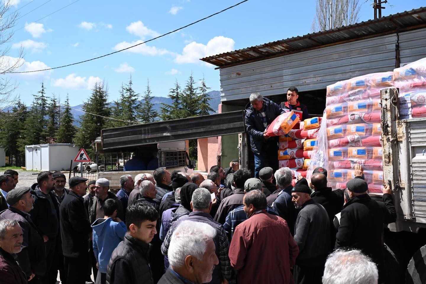 Kahramanmaraş&rsquo;ta 320 &uuml;reticiye 6 bin kilogram ay&ccedil;i&ccedil;eği tohumu dağıtıldı
