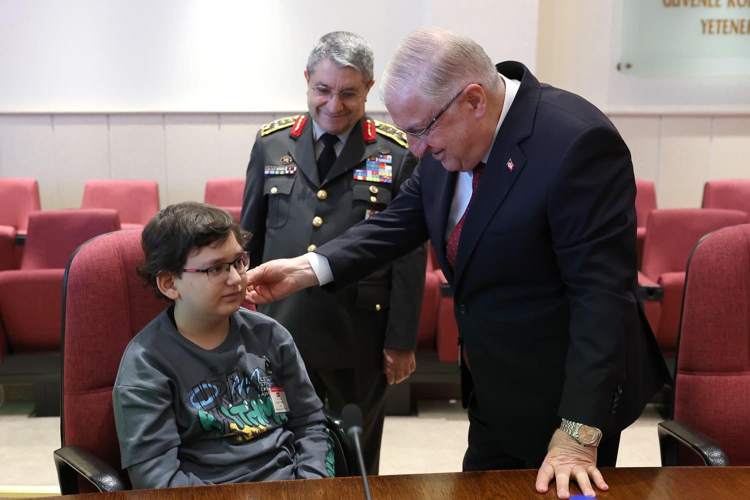 Bakan G&uuml;ler şehit ve gazilerin &ccedil;ocuklarıyla bir araya geldi
