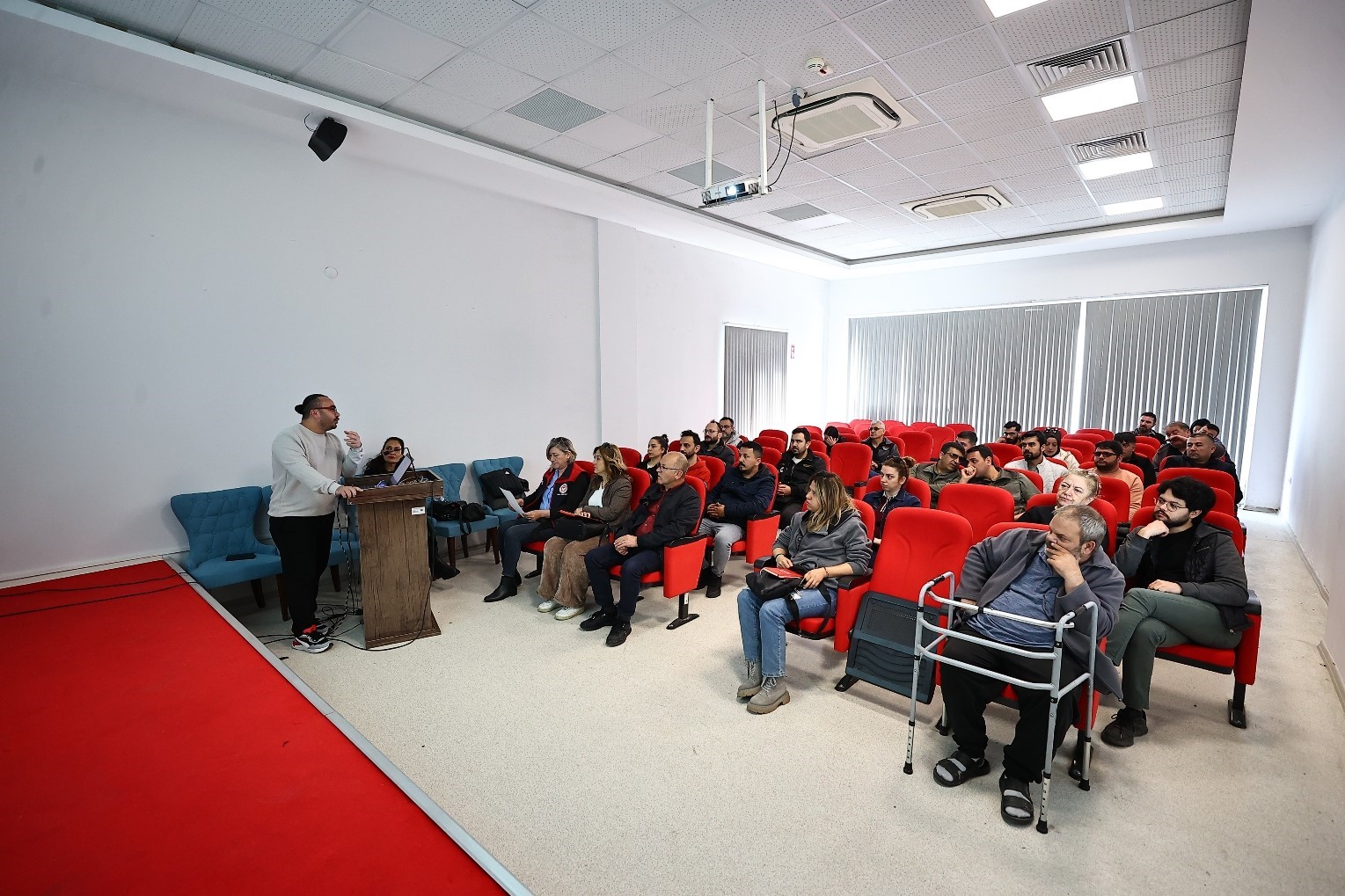 Denizli&rsquo;de pet shoplara eğitim desteği verdi
