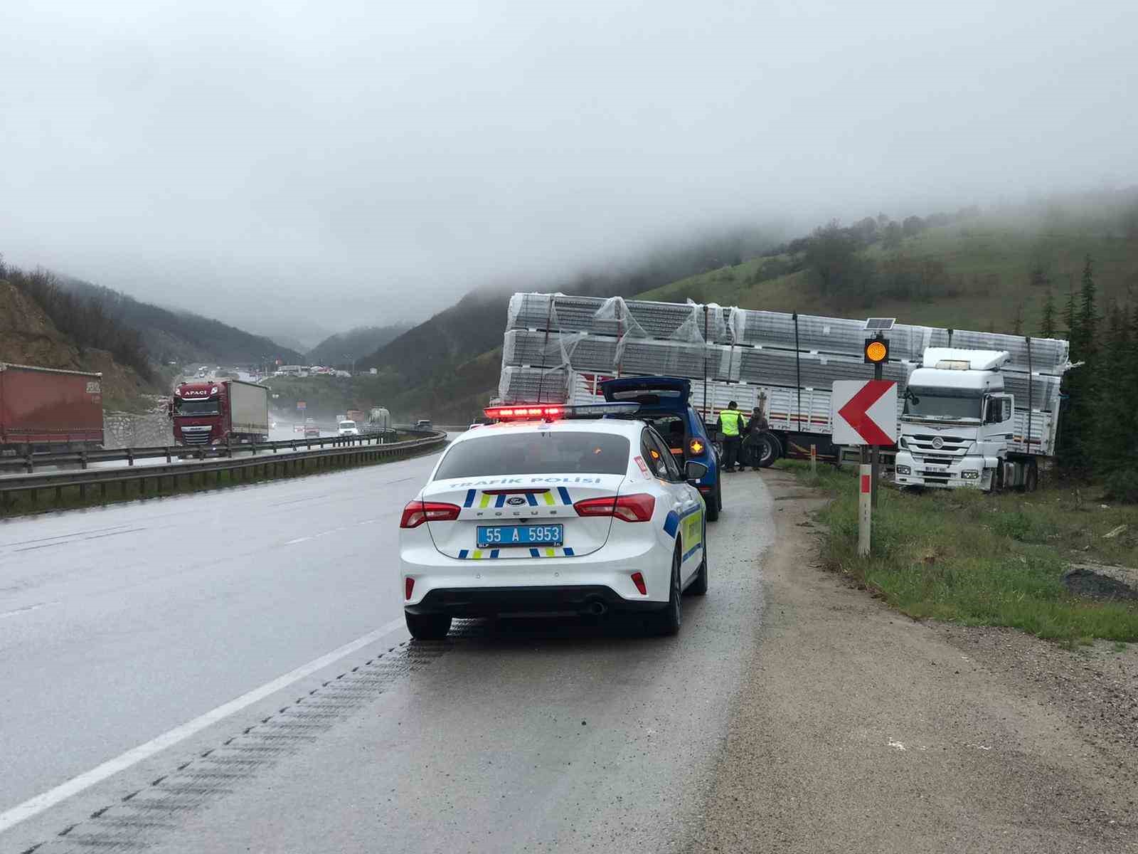 Yağış nedeniyle kayan tır yoldan &ccedil;ıktı
