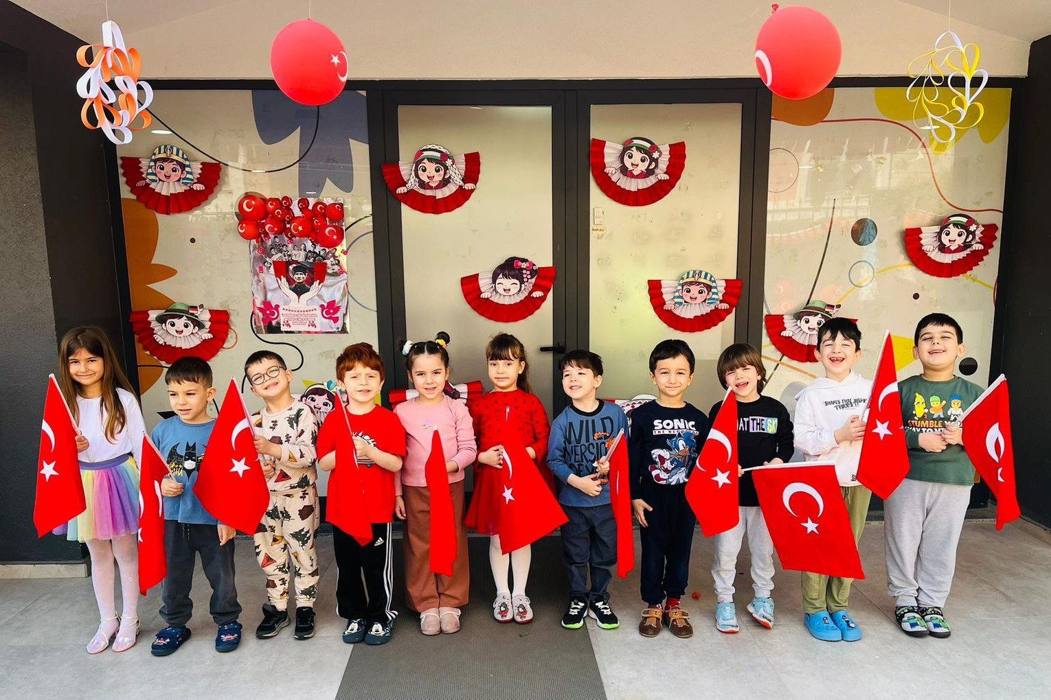 Efeler&rsquo;in minikleri 23 Nisan&rsquo;ı kutladı
