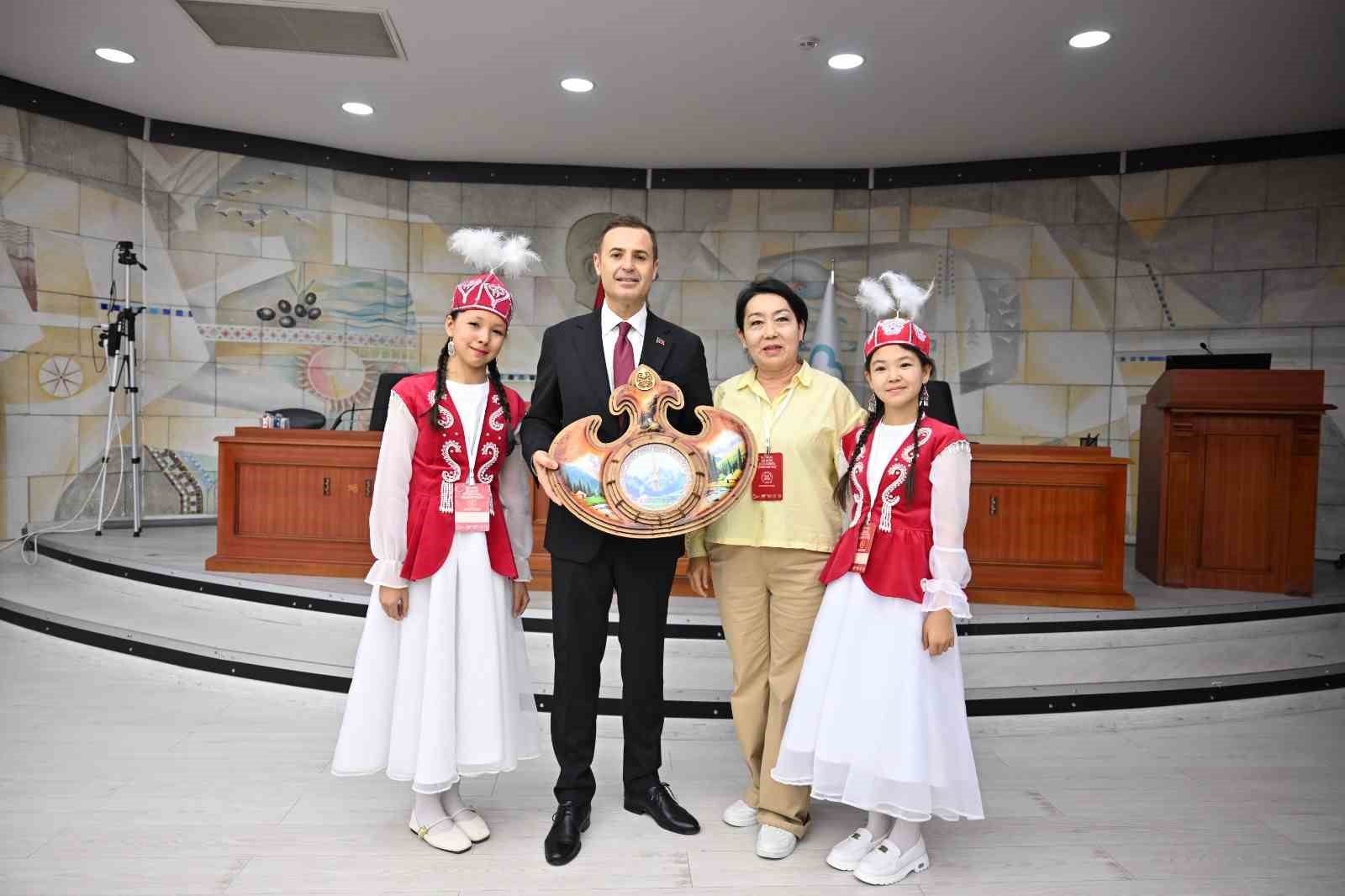 Başkan Akın, d&uuml;nya &ccedil;ocuklarını ağırladı
