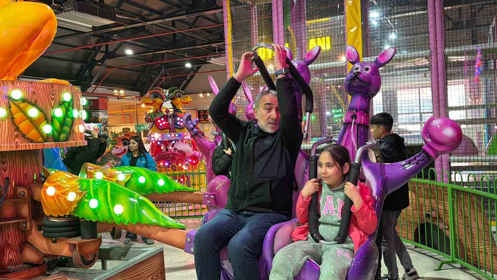 El arabasından eğlence merkezine: &Ccedil;ocuklara bayram hediyesi
