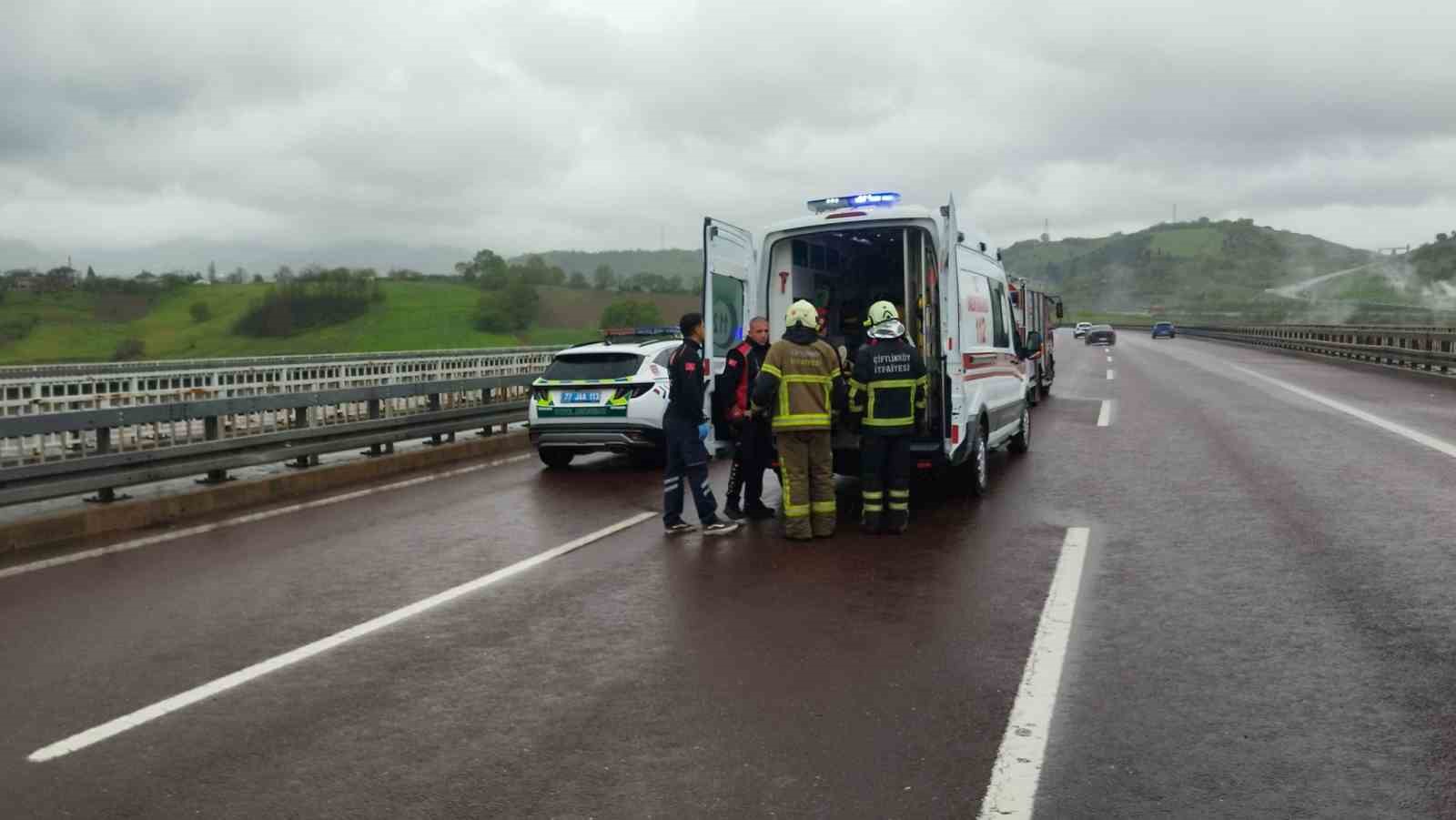 Yalova&rsquo;da tır otomobille &ccedil;arpıştı: 4 yaralı
