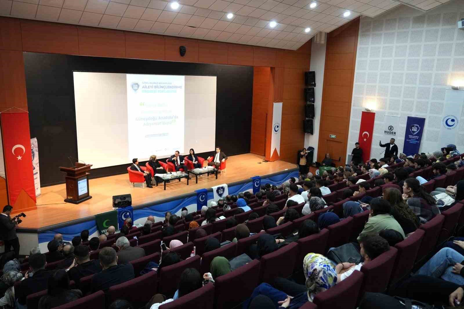 &Uuml;niversitede sanal bahisle m&uuml;cadelede ailelere bilin&ccedil;lendirme toplantısı
