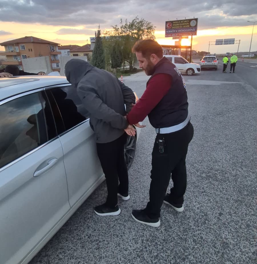 Yozgat&rsquo;ta 2 ş&uuml;phelinin &uuml;zerinde asırlık 3 tabanca ele ge&ccedil;irildi
