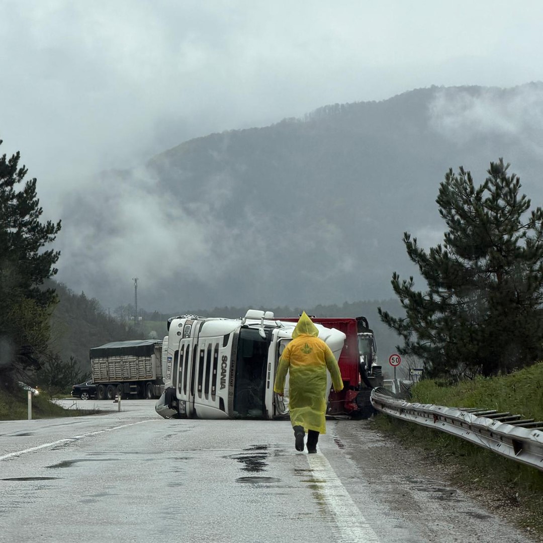 Bolu’da kömür yüklü tır, kayganlaşan yolda devrildi