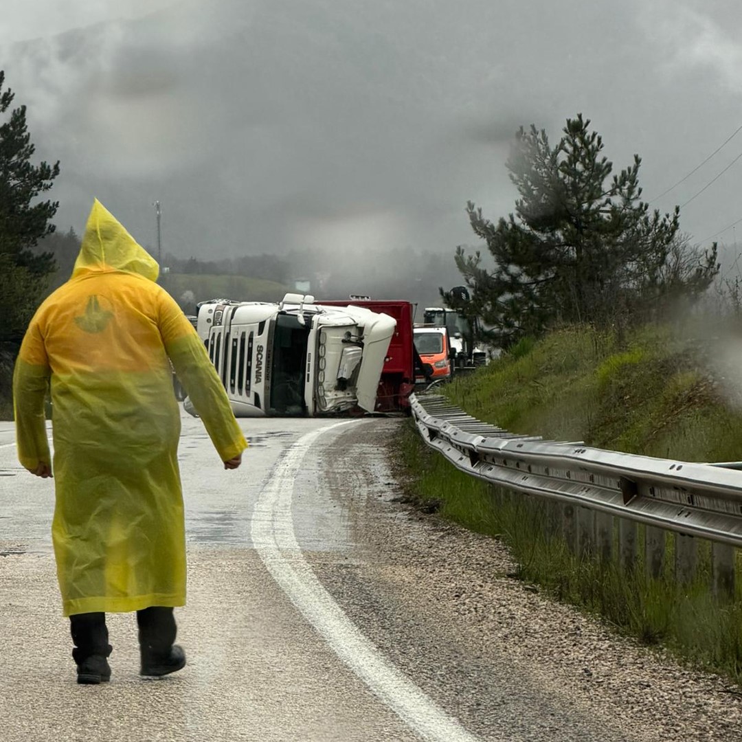 Bolu&rsquo;da k&ouml;m&uuml;r y&uuml;kl&uuml; tır, kayganlaşan yolda devrildi
