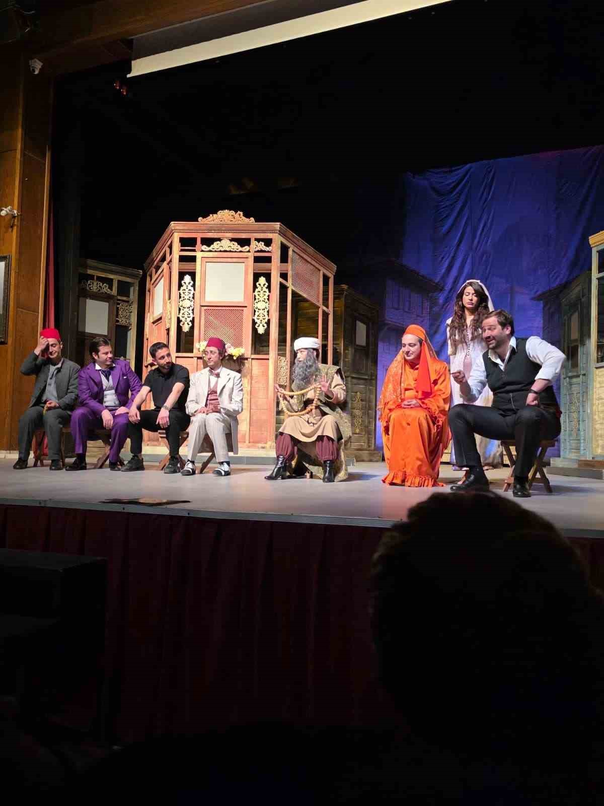 Gen&ccedil;lerin daveti karşılık buldu: Erzurum DT "Yalancının Mumu"nu &uuml;niversiteli gen&ccedil;lerle buluşturdu
