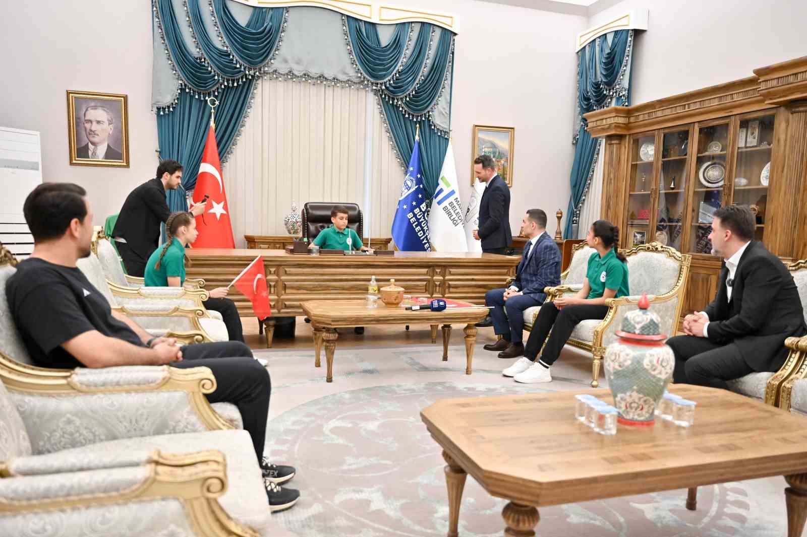 23 Nisan&rsquo;da Başkanlık koltuğu &ccedil;ocukların oldu
