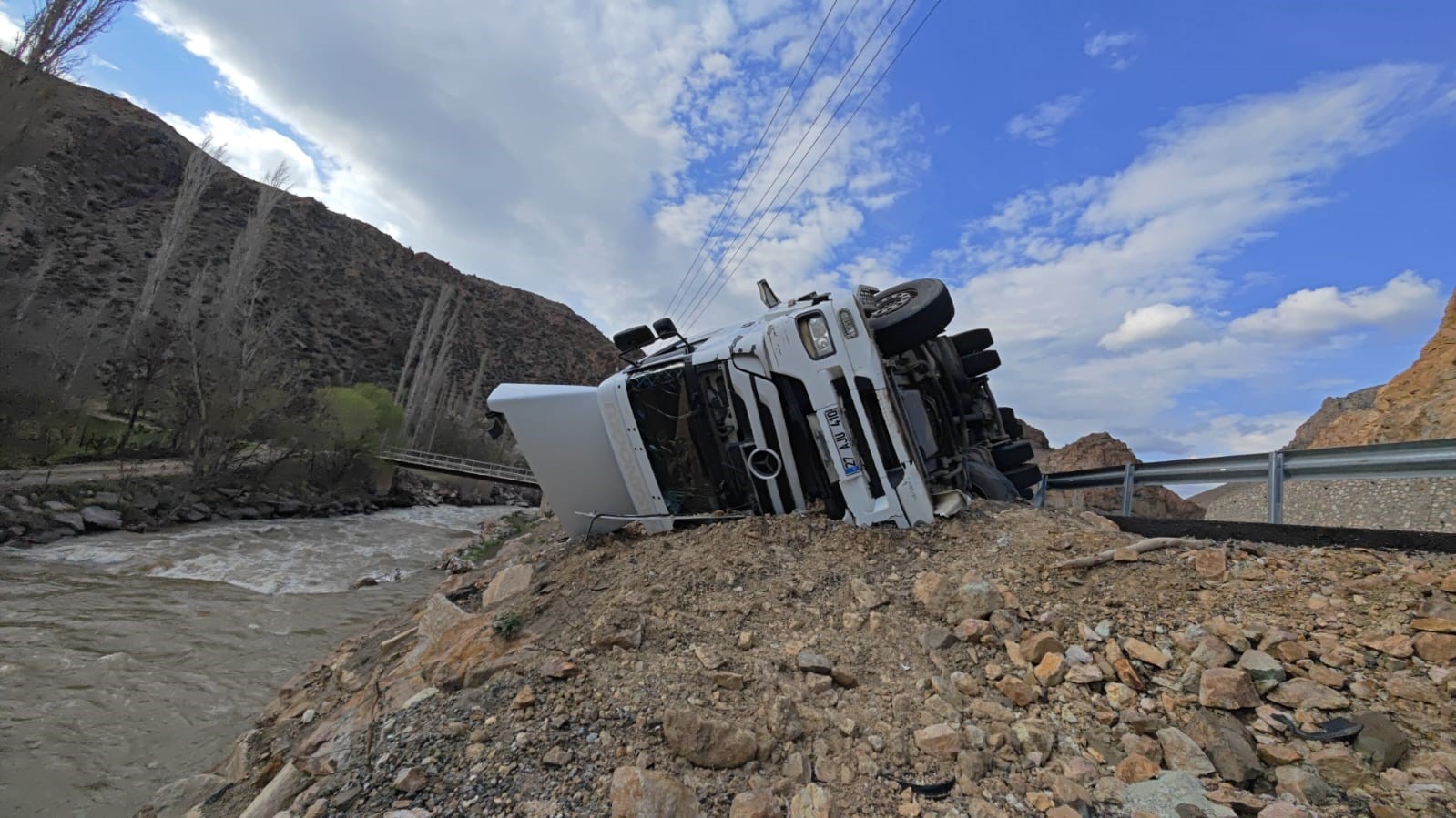 Erzurum&rsquo;da "&Ouml;l&uuml;m Virajı"nda yine kaza: Facianın eşiğinden d&ouml;n&uuml;ld&uuml;
