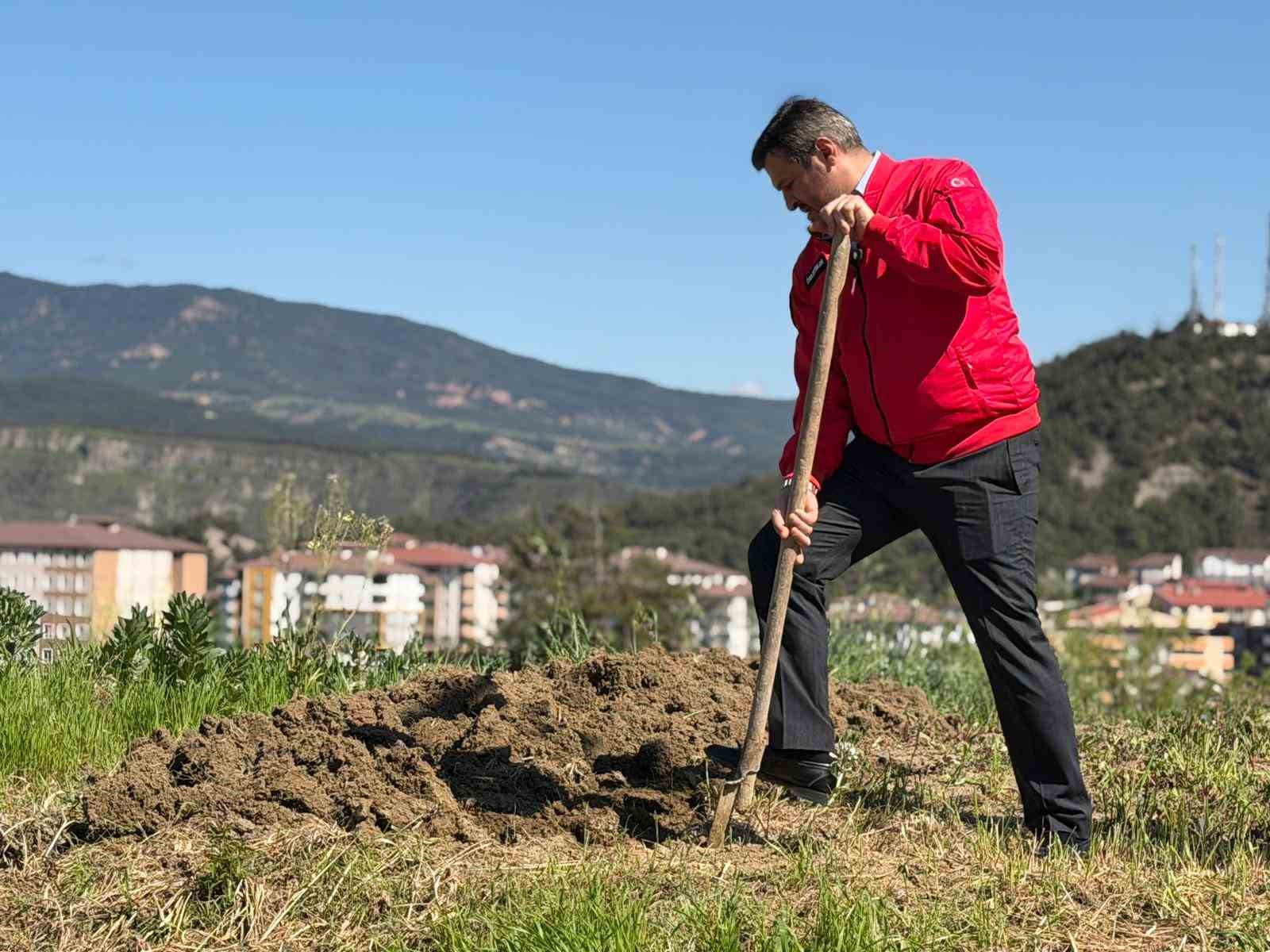 Başkan Çetinkaya bademin karşılığını emeğiyle ödedi