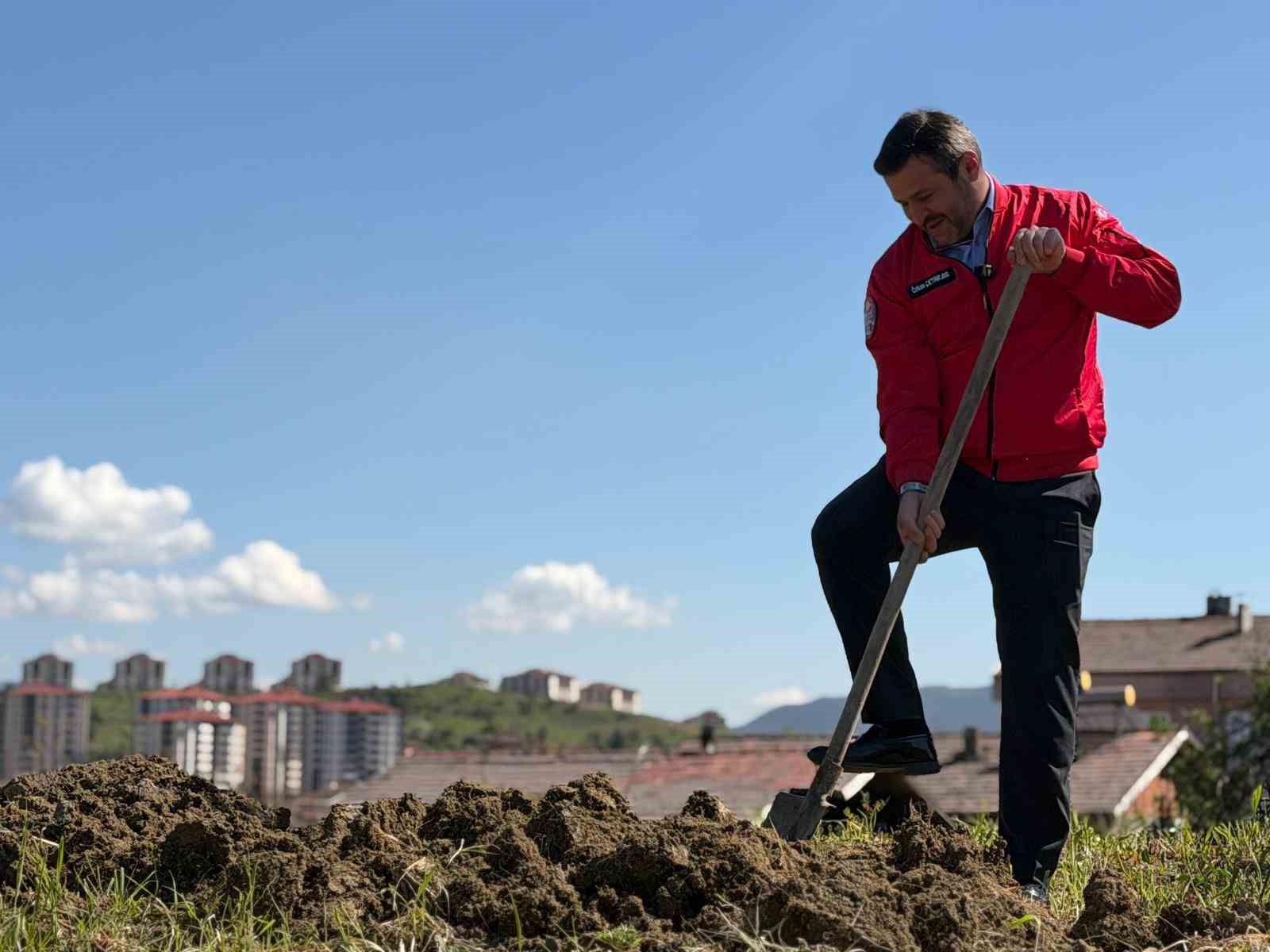 Başkan &Ccedil;etinkaya bademin karşılığını emeğiyle &ouml;dedi
