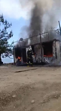 Alanya&rsquo;da iş&ccedil;ilerin kaldığı konteyner alevlere teslim oldu
