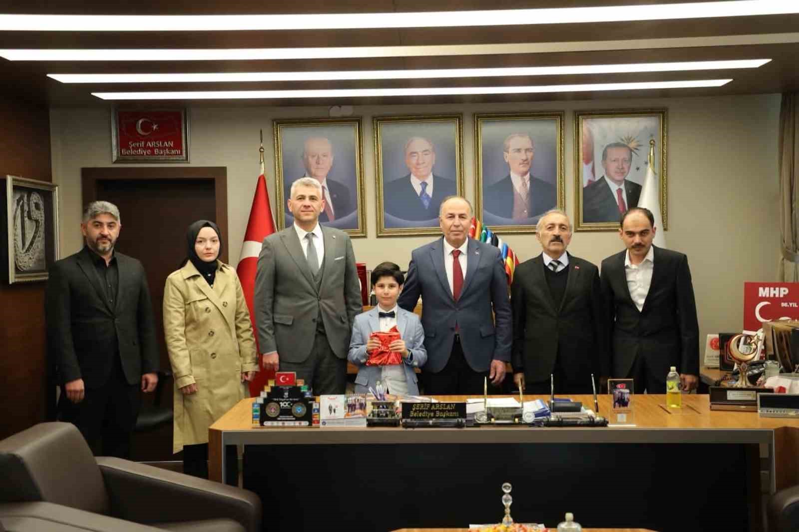 Başkan Şerif Arslan koltuğunu Harun Alp&rsquo;e devretti
