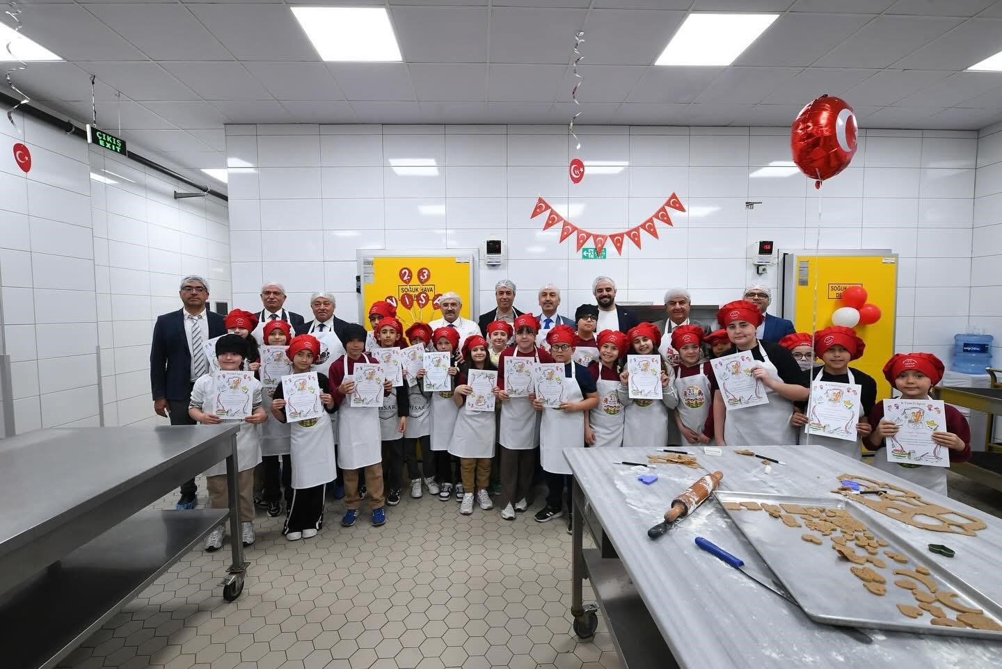 Minik şeflerden 23 Nisan&rsquo;a &ouml;zel kurabiye
