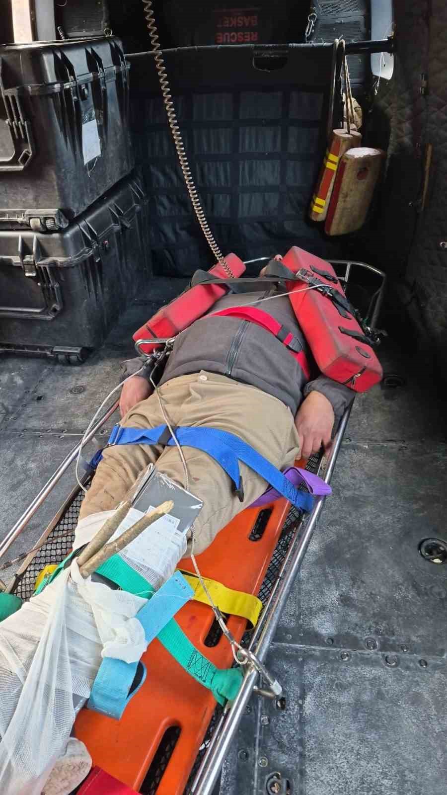 Artvin&rsquo;de yaylada d&uuml;şerek yaralanan vatandaş helikopterle kurtarıldı
