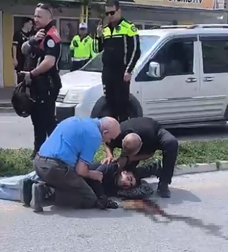 Otomobil ile motosiklet &ccedil;arpıştı, 1 kişi yaralandı: O anlar kamerada
