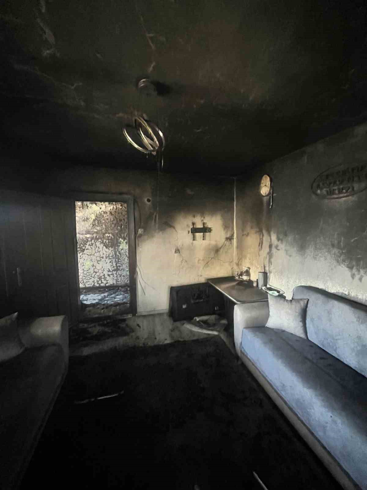 Afşin&rsquo;de ev yangını: 4 kişi dumandan etkilendi
