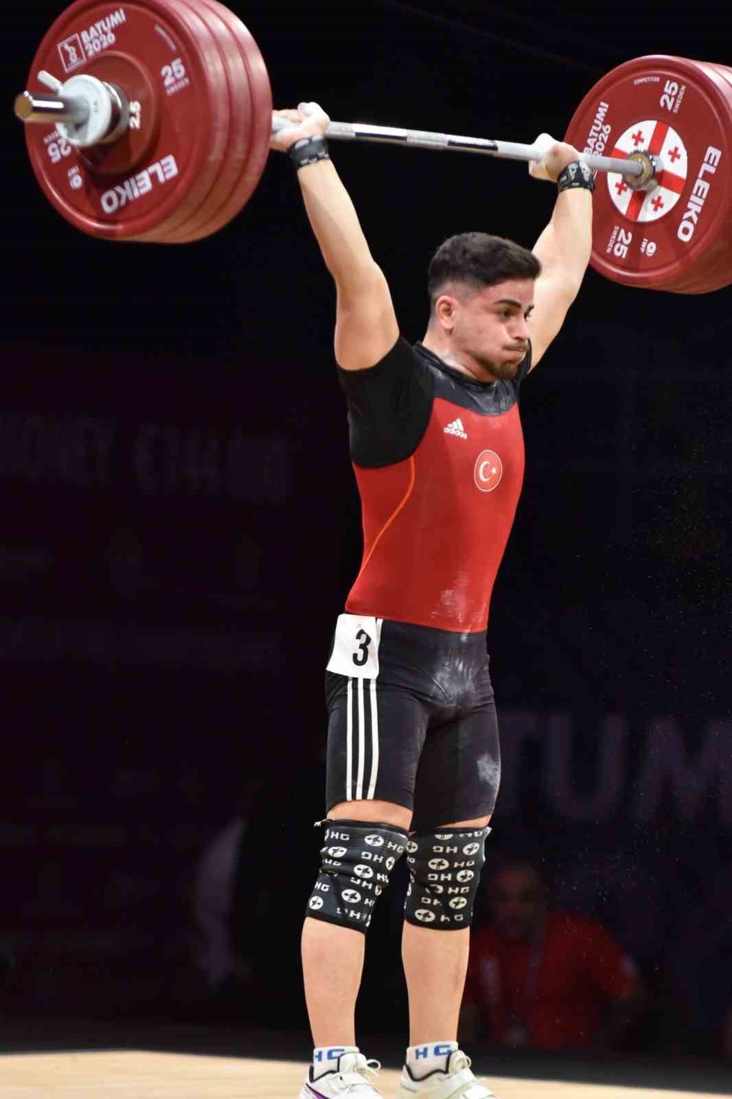 Milli halterci Kaan Kahriman&rsquo;dan g&uuml;m&uuml;ş madalya
