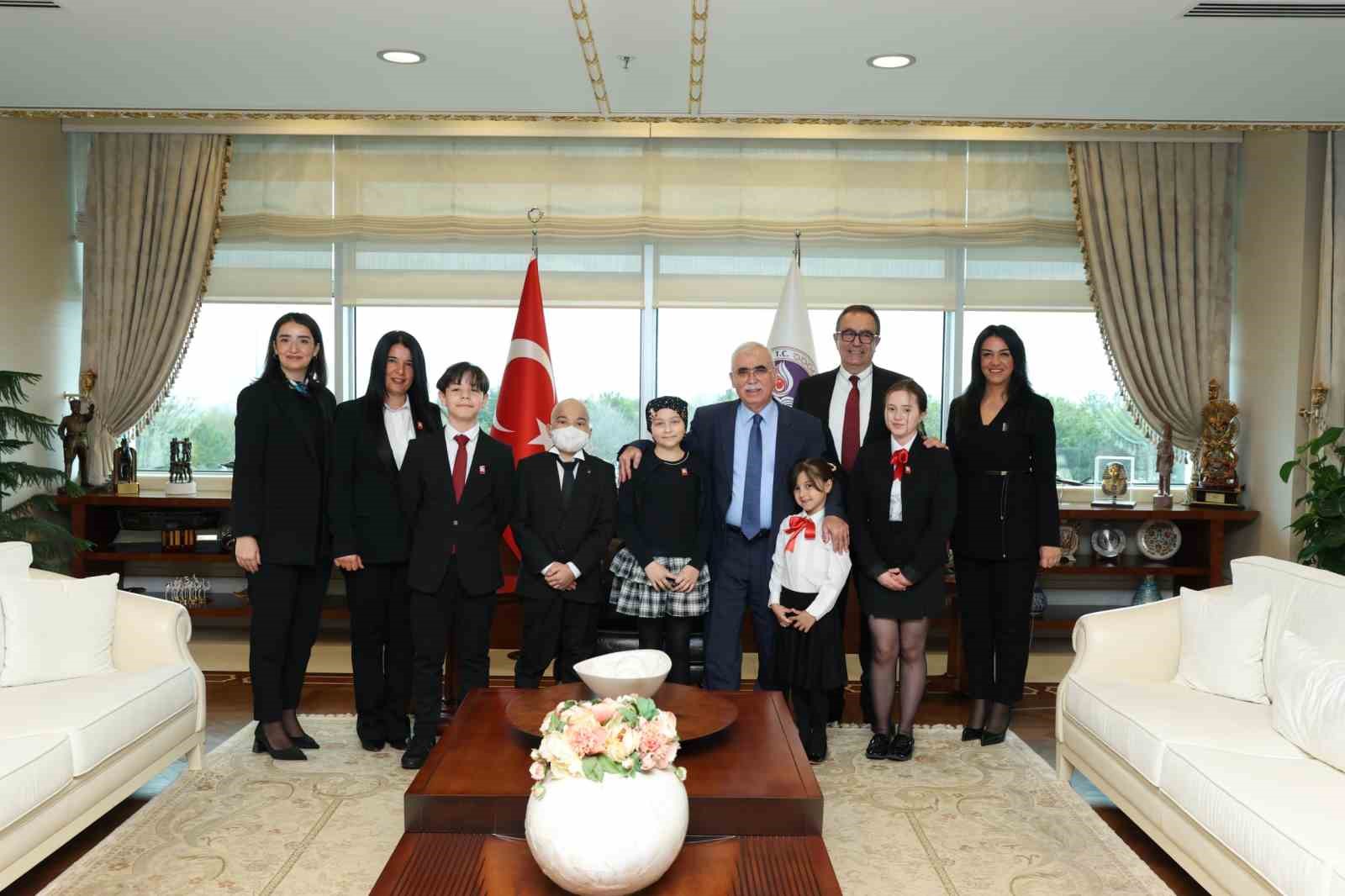 AYM Başkanı &Ouml;zkaya, l&ouml;semi tedavisi g&ouml;ren &ccedil;ocukları misafir etti
