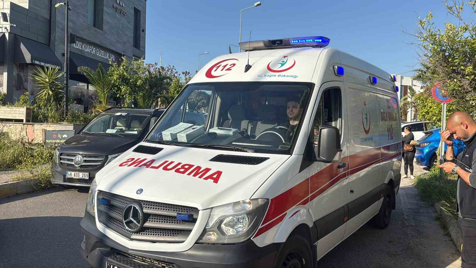 İşten d&ouml;nen kadına bah&ccedil;ede bı&ccedil;aklı saldırı
