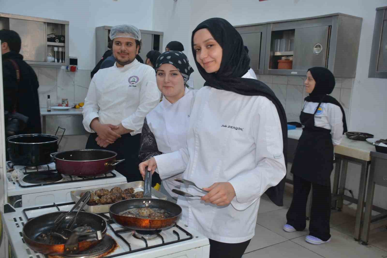 Sinop’ta üniversite öğrencilerinden "hamsi köftesi" yarışması