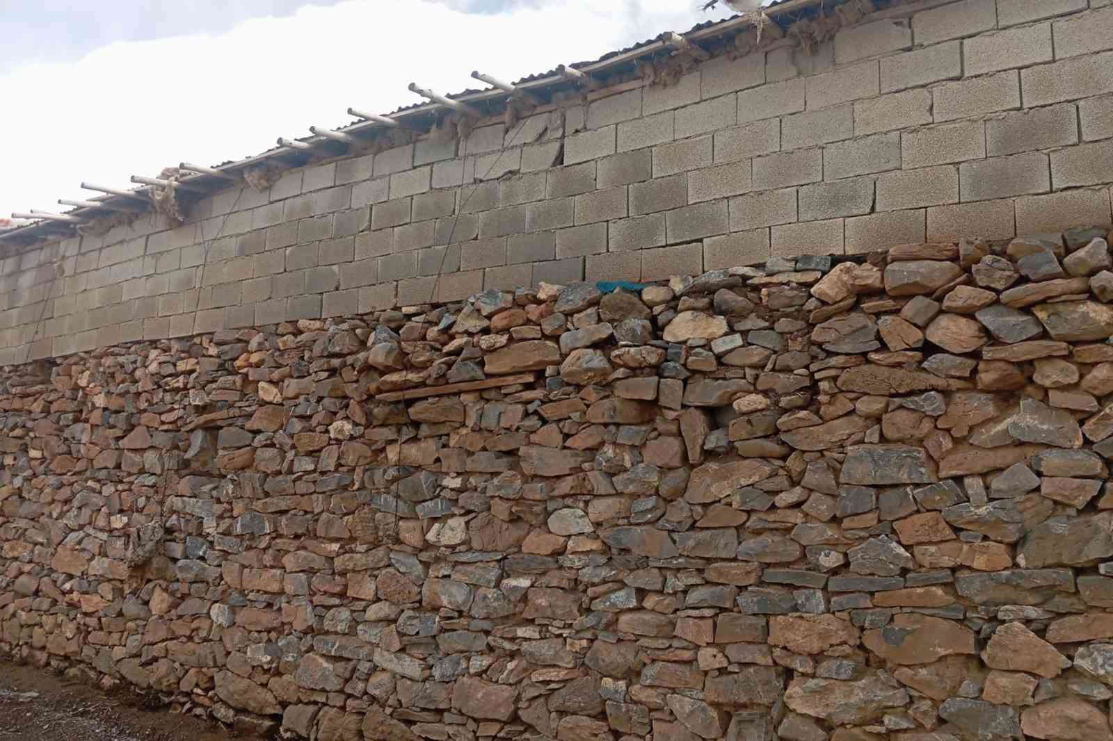 Yıkılma tehlikesi bulunan ahır g&uuml;venlik &ccedil;emberine alındı
