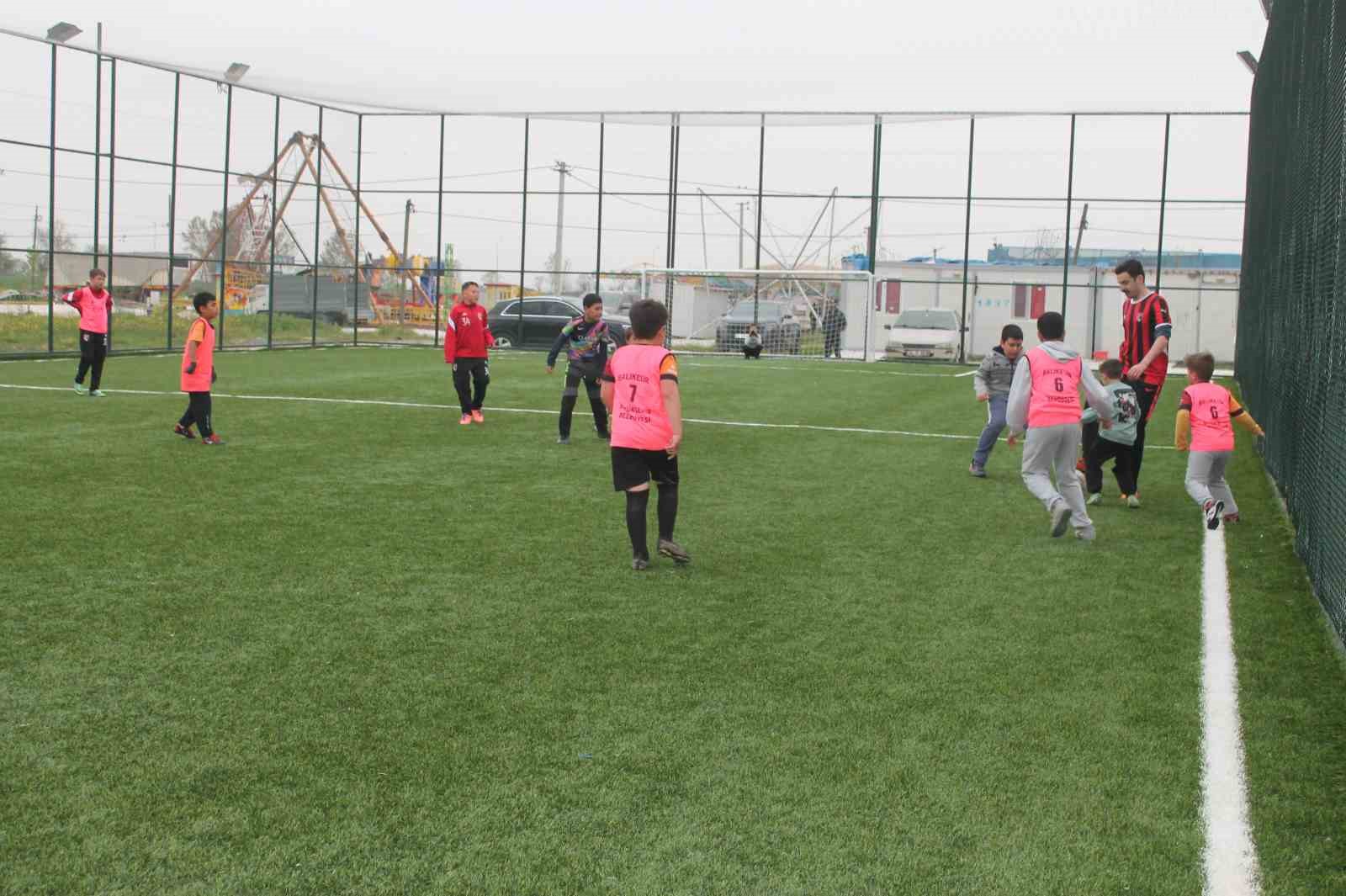 Kaymakam Bayram ilkokul &ouml;ğrencileri ile halı saha ma&ccedil;ı yaptı
