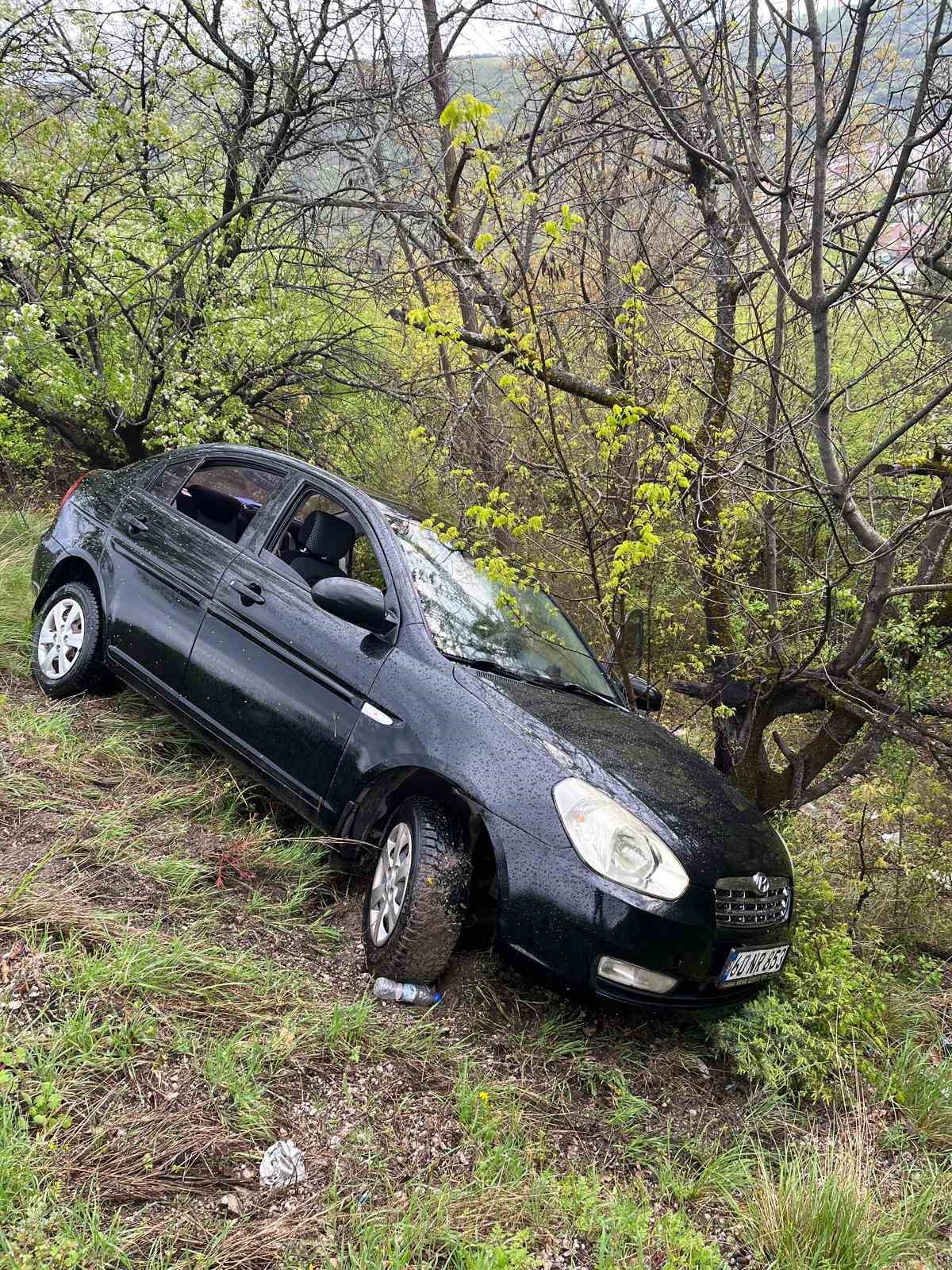 Kontrolden &ccedil;ıkan otomobil şarampole savruldu: 2 yaralı
