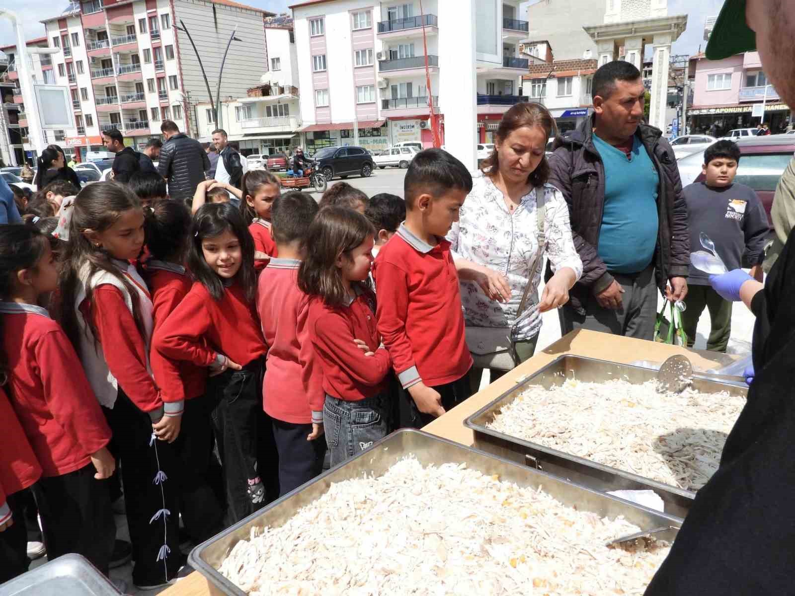 Şehit &ouml;ğretmen ve &ouml;ğrenciler i&ccedil;in Selendi&rsquo;de duygu dolu hayır
