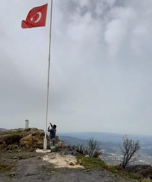 Buldan&rsquo;ın 45 mahallesi ay yıldızlı bayraklarla donatılıyor
