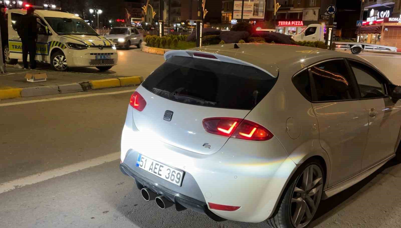 &Ouml;n plakası takılı olmayan ara&ccedil; s&uuml;r&uuml;c&uuml;s&uuml;ne 4 bin lira ceza
