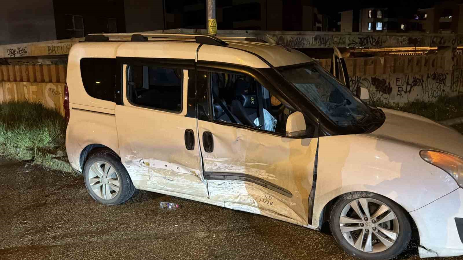 Alkoll&uuml; s&uuml;r&uuml;c&uuml; ile 15 yaşındaki &ccedil;ocuğun kullandığı ara&ccedil; &ccedil;arpıştı: 1 yaralı
