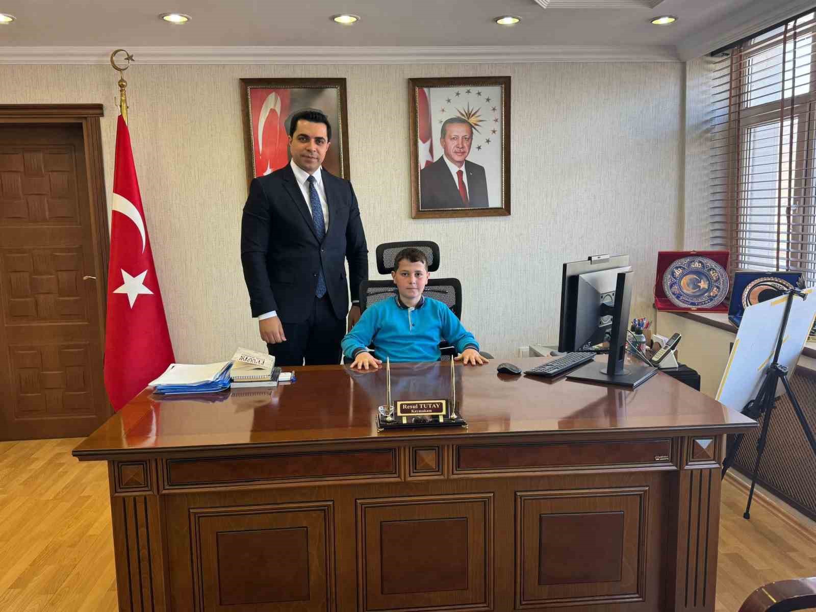 Kaymakam Tutay koltuğunu &ouml;ğrencilere devretti

