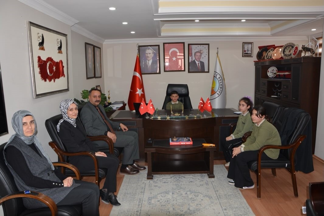 İli&ccedil;&rsquo;te &ouml;ğrenci ve &ouml;ğretmenler belediyede ağırlandı
