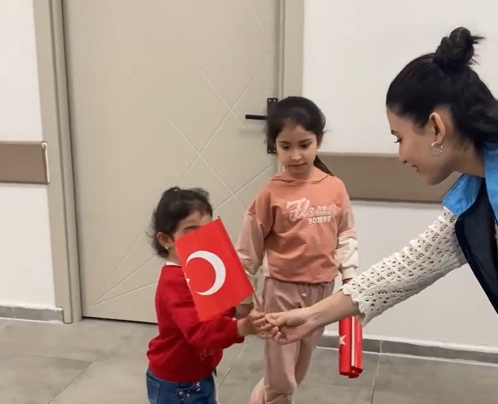 Hastanedeki &ccedil;ocuklara 23 Nisan s&uuml;rprizi
