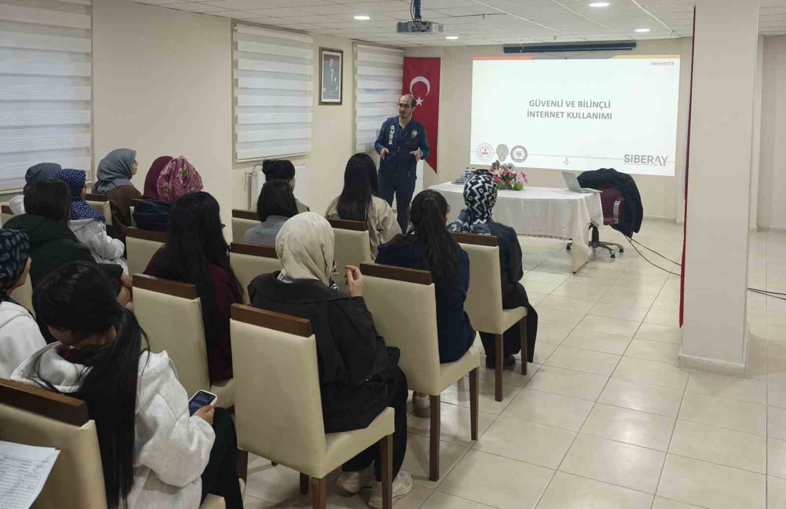 Kars&rsquo;ta &ouml;ğrencilere siber g&uuml;venlik eğitimi
