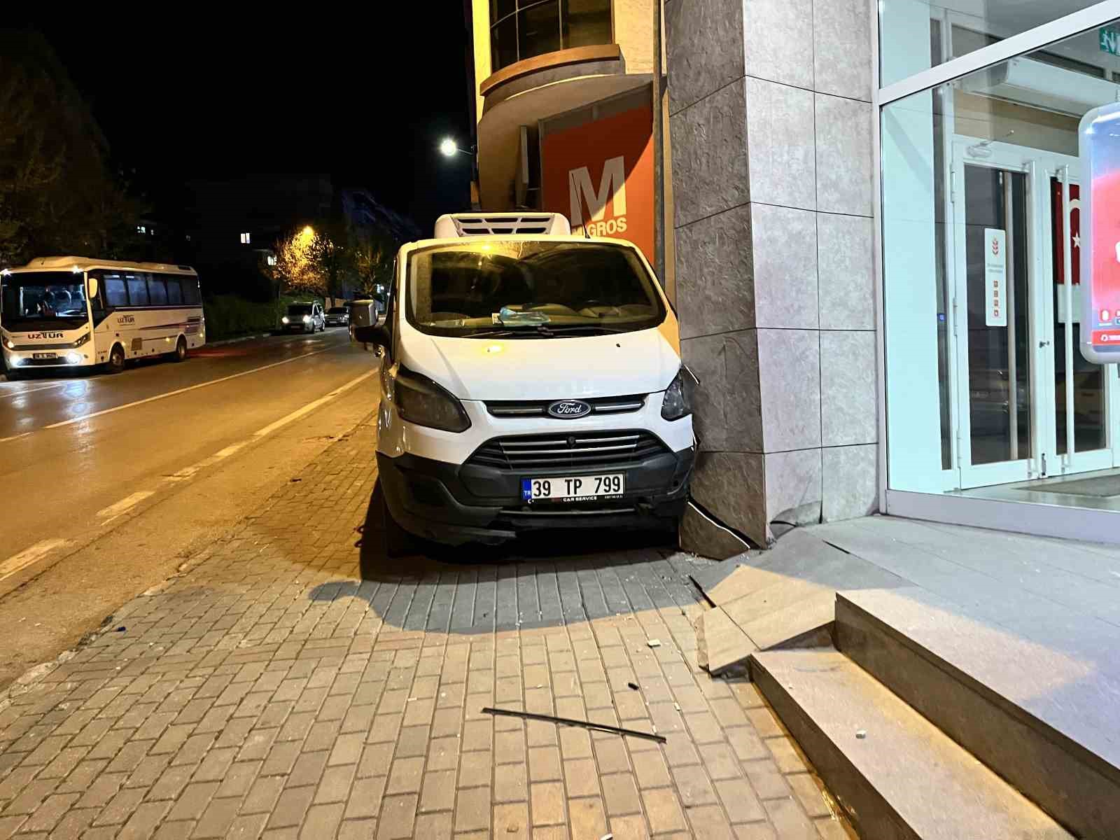 El freni boşalan minib&uuml;s duvara &ccedil;arptı
